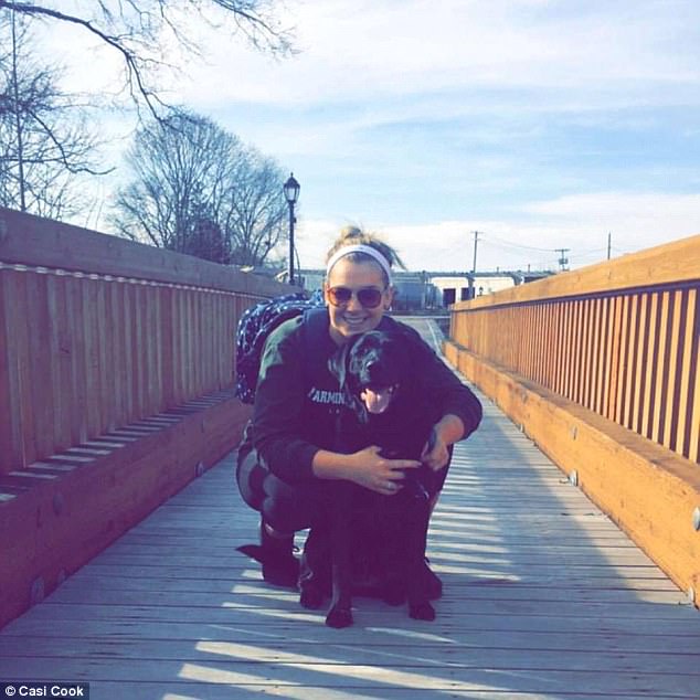 霍莉的主人卡西偶然间训练了霍利能用钱交换吃的。