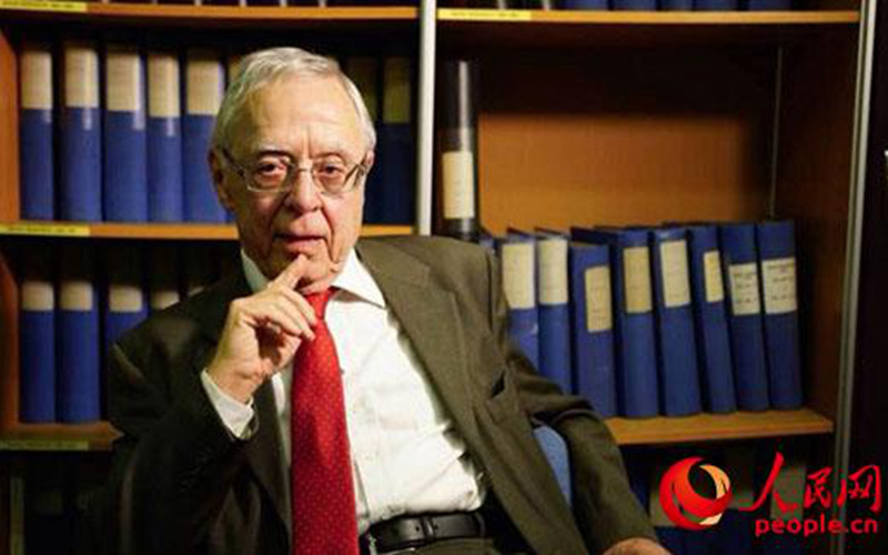 法国里昂中法学院院长柯罗德·卡里布教授强调:“丝绸之路的意义不仅仅体现在经济层面,更重要的是人文、科学的交流,这也是中法学院的使命所在。”