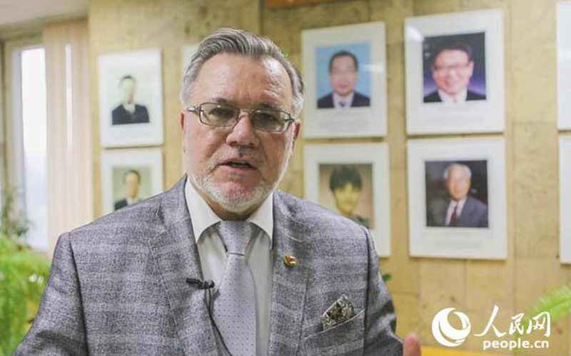 俄罗斯远东所所长卢佳宁认为,“一带一路”倡议转换为数百个实实在在的项目和六个交通走廊,并吸引了几十个欧亚国家的参与。习近平主席打造了一个敢于实践的“天才团队”,一个改革家团队和一个领导者团队。