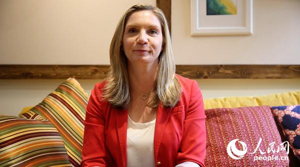 爱彼迎Airbnb全球公关总监丽兹·谢安(Liz Jarvis Shean)接受人民网采访。