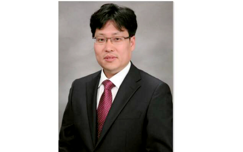 韩国现代经济研究院中国经济研究专家韩载振表示,十九大不仅指明了中国今后五年的发展方向,还将对世界经济局势产生重要影响。在过去五年里,虽然世界经济增速持续放缓、处于艰难复苏的过程中,但中国的GDP仍保持稳定的增速,消费和出口也呈现双回暖态势,这种稳定持续的经济增长将为世界经济的复苏做出重要贡献。