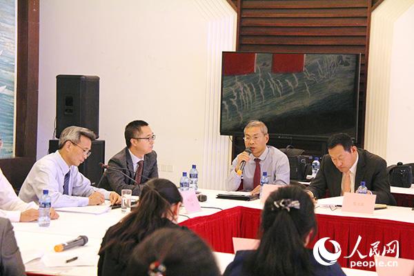 与会代表纷纷发言畅谈十九大学习体会,表示将进一步组织各自单位学习贯彻习总书记报告,把十九大精神落到实处。 李志伟摄