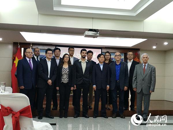 宣介会宾主双方合影。