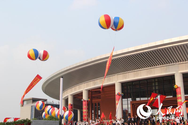 ͼΪ��ʽ�ֳ��� �Գ� ��