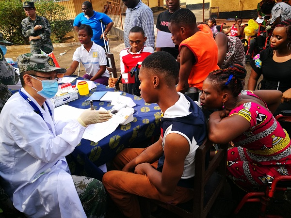 中国专家为非洲残疾孤儿健康查体。易乐 摄