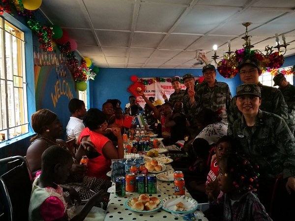 中国专家与非洲残疾孤儿欢聚在一起喜迎新年。易乐 摄