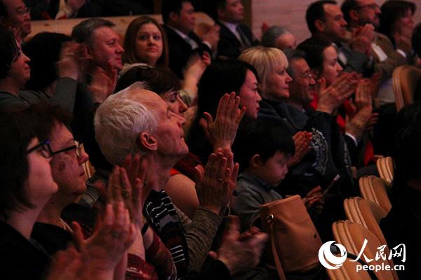 精彩演奏赢得阵阵喝彩(人民网记者 华迪 摄)