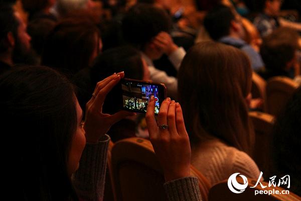 俄罗斯观众欣赏演奏(人民网记者 华迪 摄)