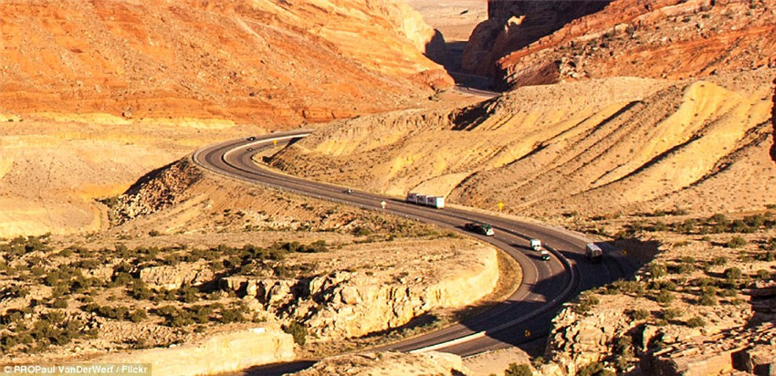 ����������50�Ź�·���ڵڶ����ݽ��ܣ���������·�ϼ�ʻ����Խʱ�ա���