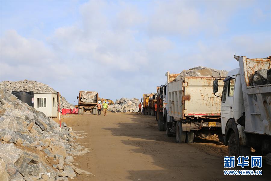 6��8�գ��ڿ����¸ۿڳ�ʩ���ֳ�������ʯ�ϵĿ���½���������»������������ ��