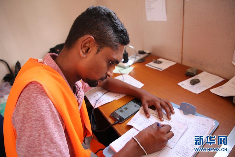 6��8�գ���˹�����������¸ۿڳ�ʩ���ֳ�������Ա��д���ݡ��»������������ ��