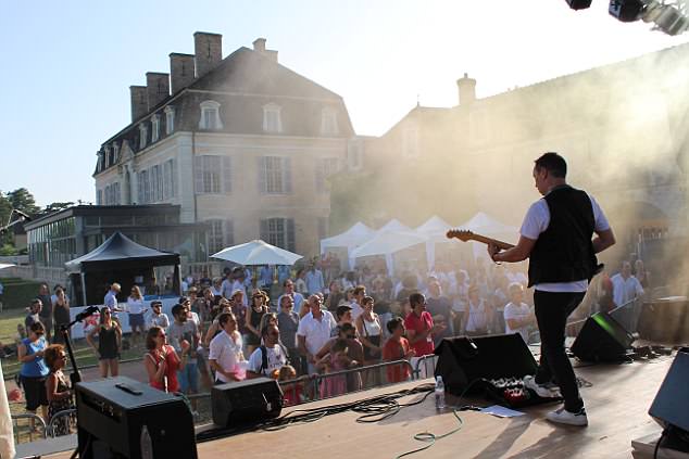 音乐爱好者可以在音乐节上观看现场表演。