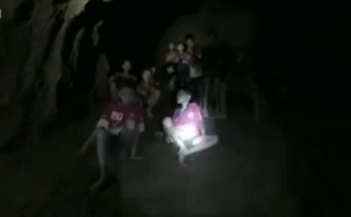 潜水员发现被困的足球队员画面。网页截图