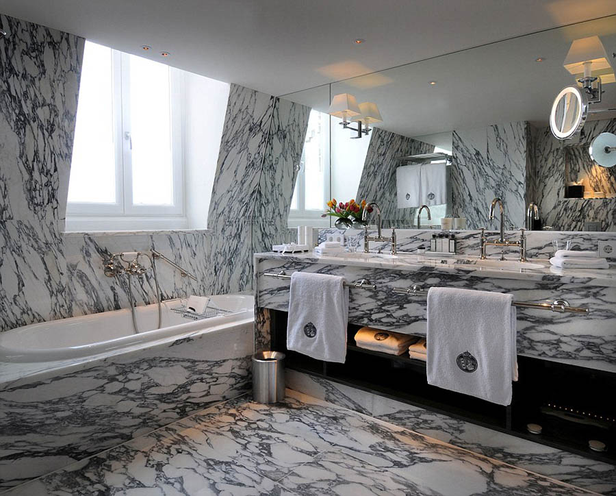 De L'Europe�Ƶ��ԡ�����д���ʯ�����м��ȵذ塣���кܶ�ë������ʹ�á�