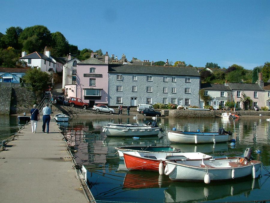 Dittisham��һ������δ���ƻ��Ĺ�����壬����һ���ǳ����͵�ɽ���ϡ�