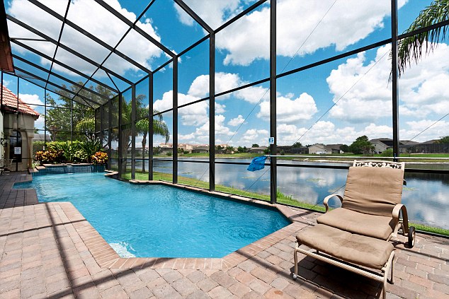 佛罗里达州的Villa Garnet拥有九间卧室和一个55英尺的无边泳池。