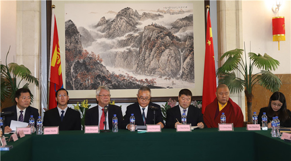 9月17日,中国藏文化交流团在驻蒙使馆举行座谈交流会现场。