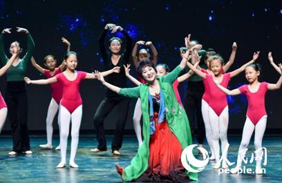 中国宋庆龄青少年科技文化交流中心的小学员们与陈爱莲老师共同表演舞蹈《天路》。