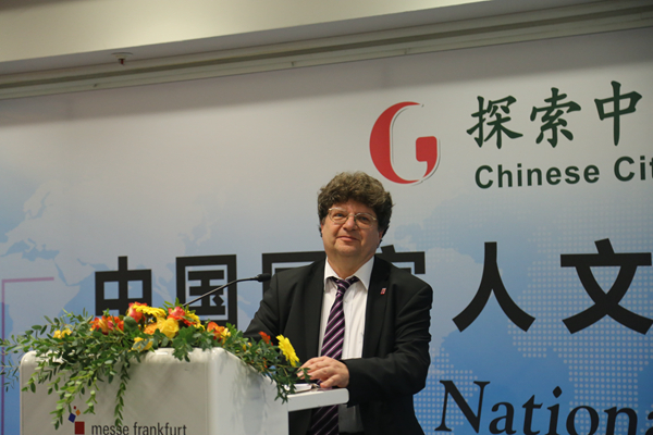 德国黑森州经济、能源、交通及地区发展部亚太事务官诺贝特-诺伊瑟尔致辞。(主办方供图)