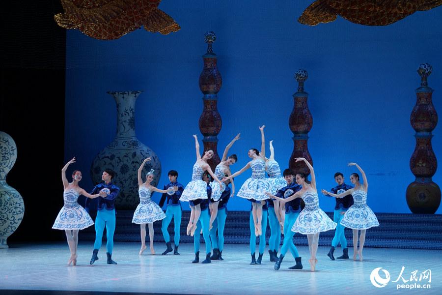 �赸��Ա�����໨�ɷ��ķ�װ���Ե����