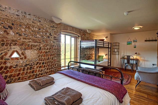 Rathfinny的家庭房配有双人床以及双层床。