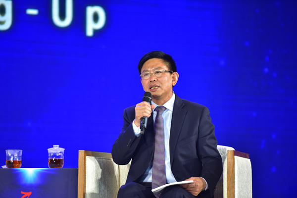 华坚集团董事局主席,CCG副主席张华荣在开幕论坛上发言。