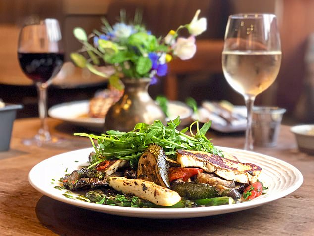 美食心情:在Village Pub享用一杯美酒,品尝美味佳肴。