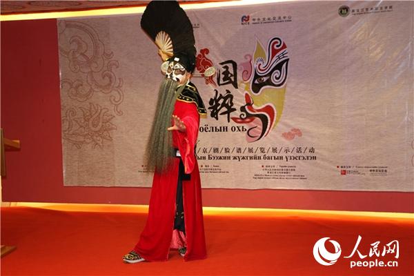 11月21日,龙江剧艺术家史宝华老师在“国粹——中国京剧脸谱展”表演京剧片段。