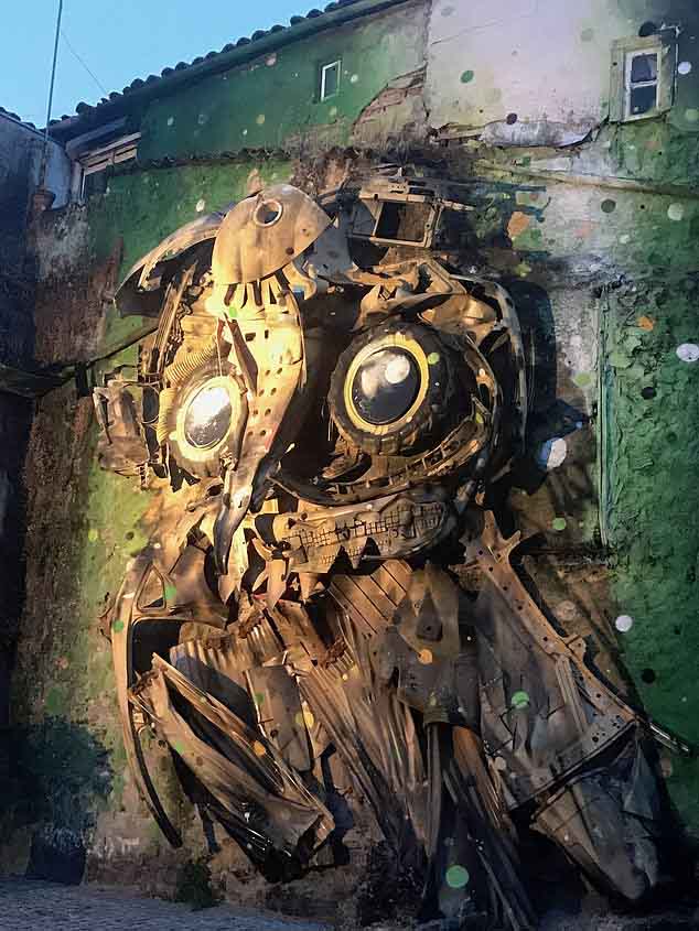 街头艺术家用垃圾创作的雕塑。