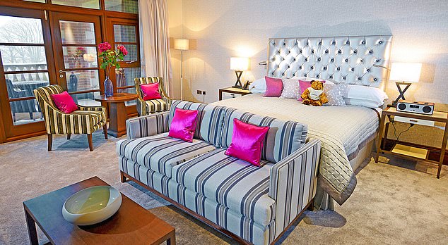 �ɽ�����ɫ����԰С�ݵĿͷ���