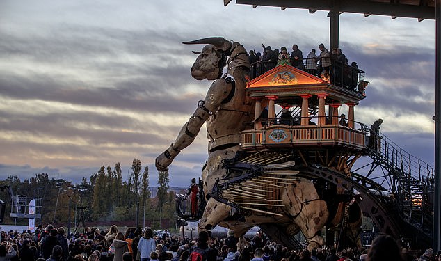 街头戏剧公司La Machine展示他们引人注目的作品。