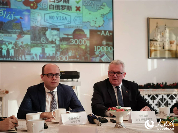 白俄罗斯驻华大使鲁德和教育部长卡尔边科举行新闻发布会 杨倩 摄