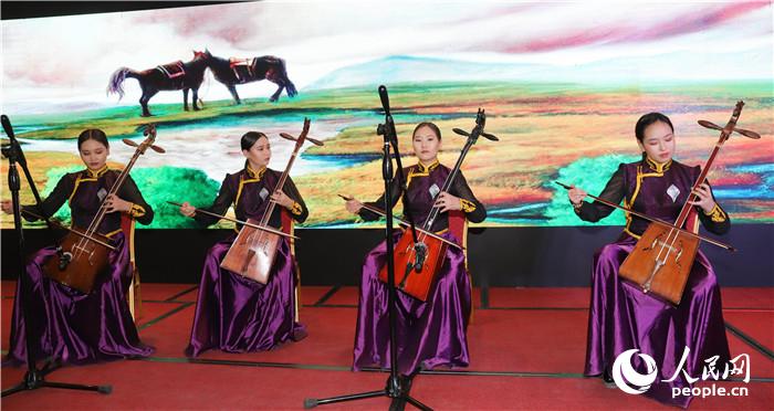 1��11�գ������Ļ���������ᷢչ������׽콱��ѧ�����ߡ��������걭���л����մ������ɹŹ����������˴�ѧ��Ŭ��ȱ�����ͷ�ٺ��ࡣ