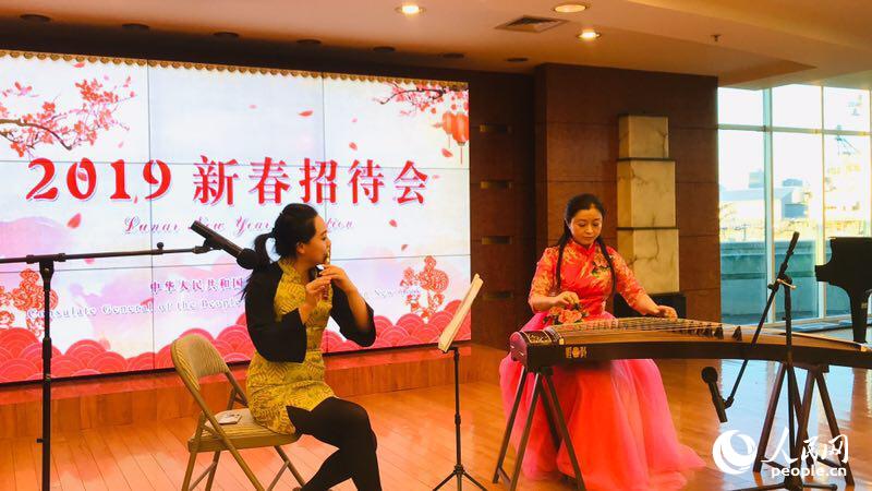 图为纽约阿尔弗莱德大学音乐系副教授、孔子学院院长、古筝演奏家吴中蓓(右)和宾汉顿大学孔子学院竹笛演奏家陈雨潇(左)演出民乐合奏《步步高》和《瑶族舞曲》。