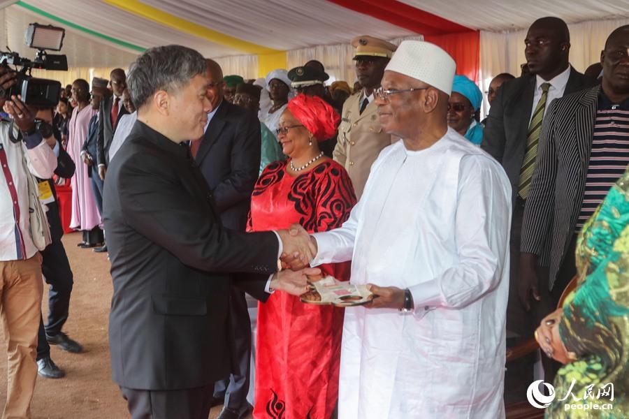 ������ʽ�ϣ�����Ӣ��ʹ����Կ�ס�����������ͳ����