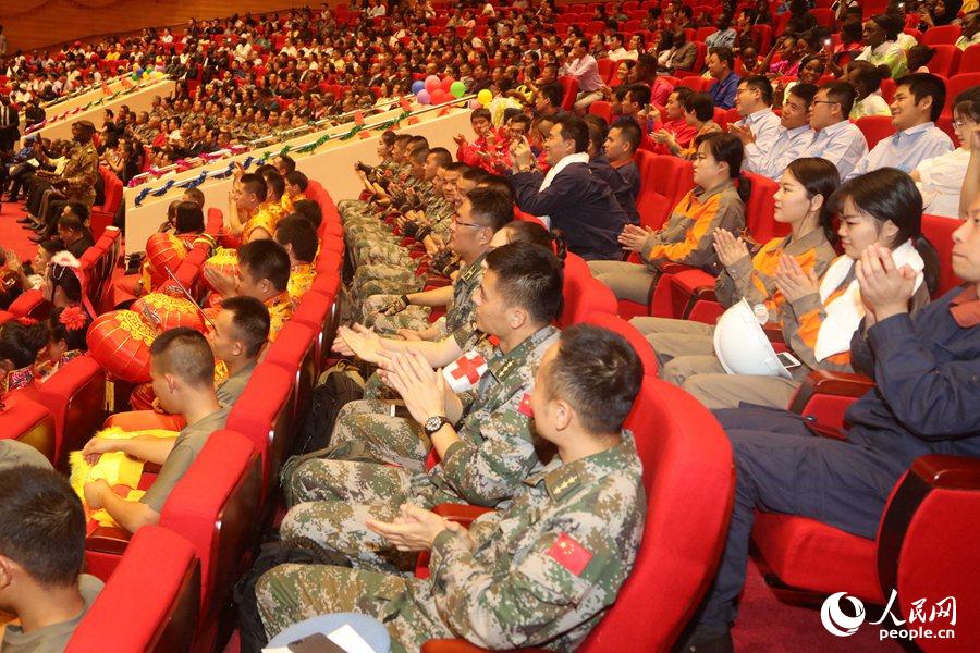 ά�͹ٱ�����ͬ���ػ��˻���һͬ�ۿ��ݳ�