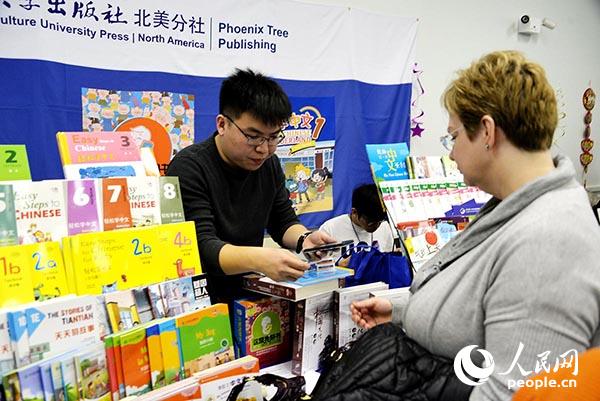 北京语言大学出版社展出的书籍,特别是学中文的出版物,很受关注和欢迎。(张大卫 摄)