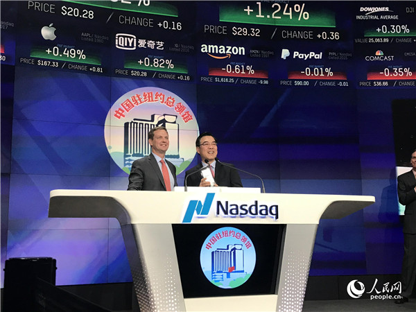 图为2月4日在纽约纳斯达克证交所,中国驻纽约总领事黄屏与纳斯达克证券交易所总裁纳尔逊·格里格斯庆祝中国新年。李晓宏摄