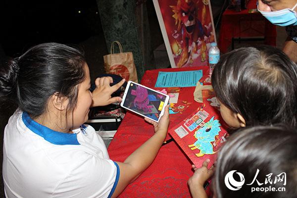 菲律宾民众体验3D彩绘活动。