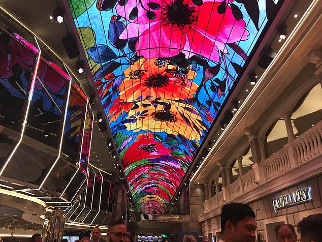 邮轮中部的一条长长的地中海风格长廊。