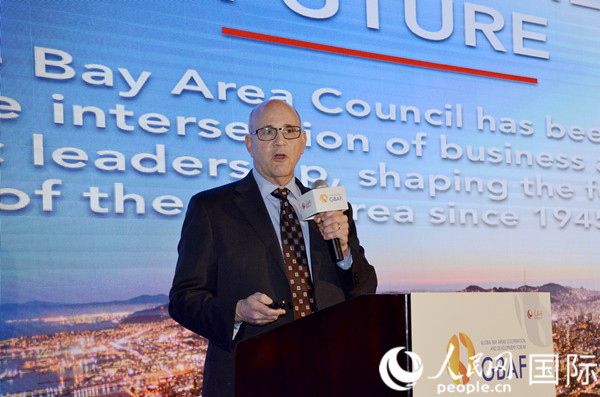 旧金山湾区委员会主席吉姆·伍德曼发表主题演讲