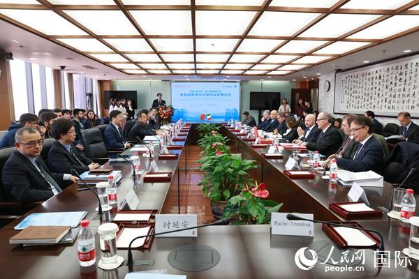 中国人民大学-路易斯大学全面战略合作伙伴协议签署仪式举行。