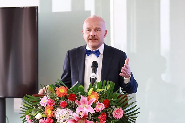 路易斯大学校长安德里亚·普伦奇佩致辞