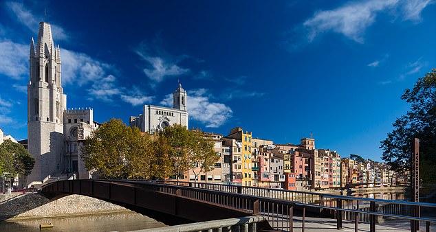 文化中心:赫罗纳市的Onyar河畔。