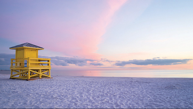 Siesta Key海滩,以其由99%石英晶体制成的柔软粉砂而闻名。