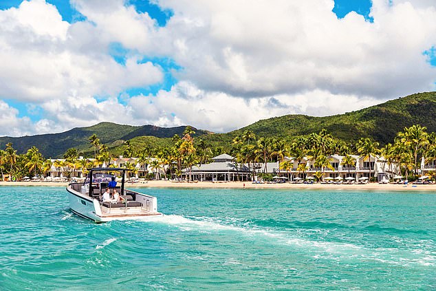 从安提瓜的卡莱尔湾度假村乘坐游船游览。