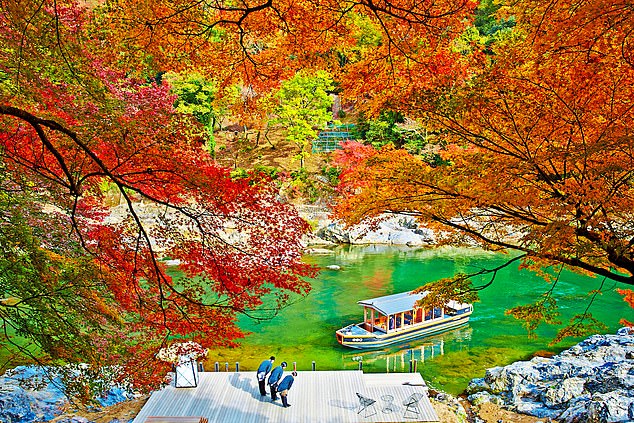 宁静的环境:客人乘船前往京都的Hoshinoya。