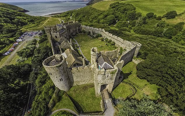 海边曼诺比尔城堡(Manorbier Castle)。