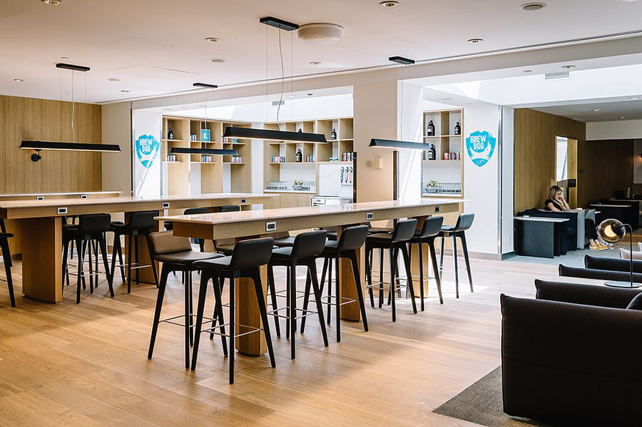 ϢĲͷUSB˿ڣΪԼװ硣