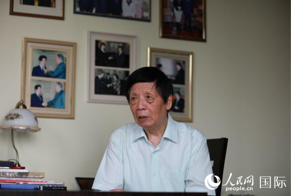 姚培生大使接受人民网专访。崔越 摄